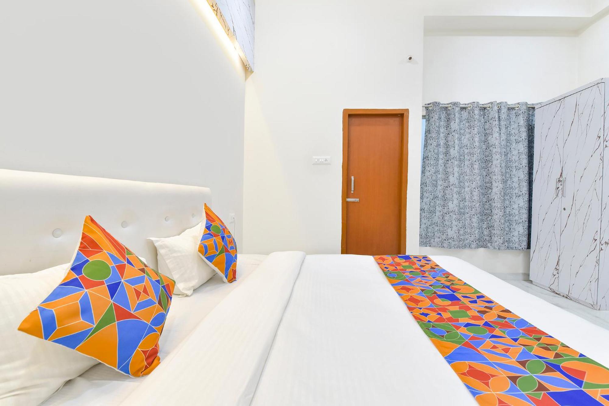 Hotel Fabhotel Grand Embassy 3*