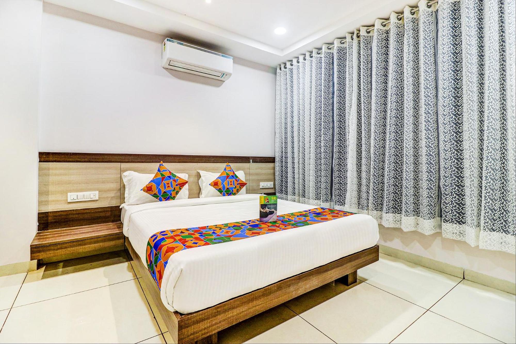 Hotel Fabhotel Meera Palace