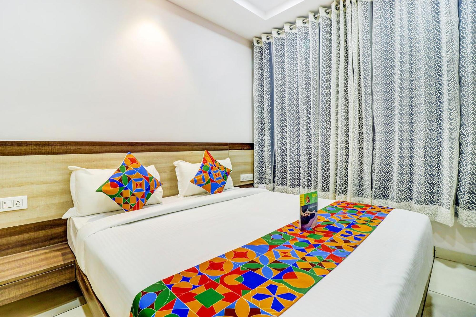 Hotel Fabhotel Meera Palace