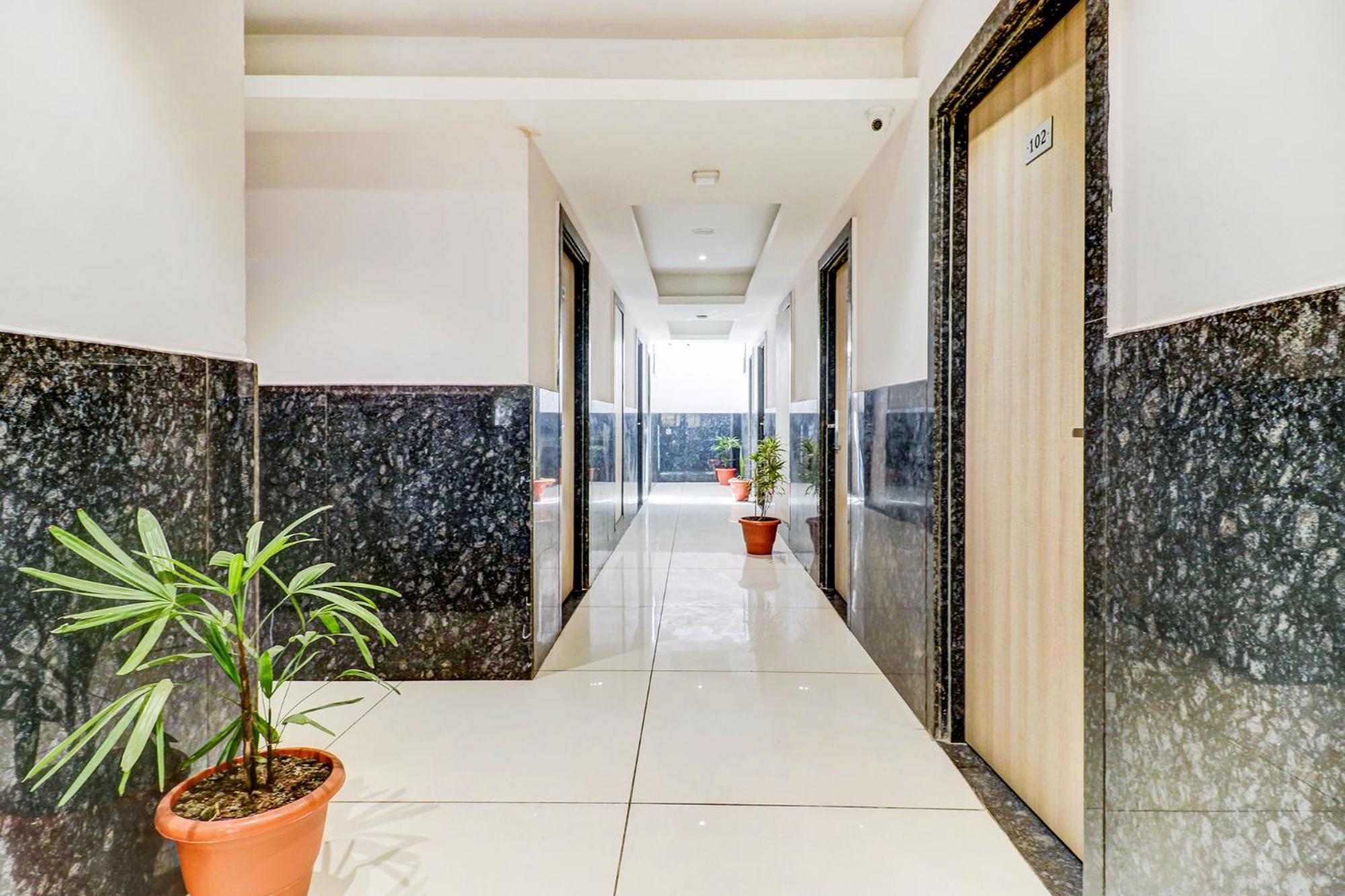 Hotel Fabhotel Meera Palace 4*