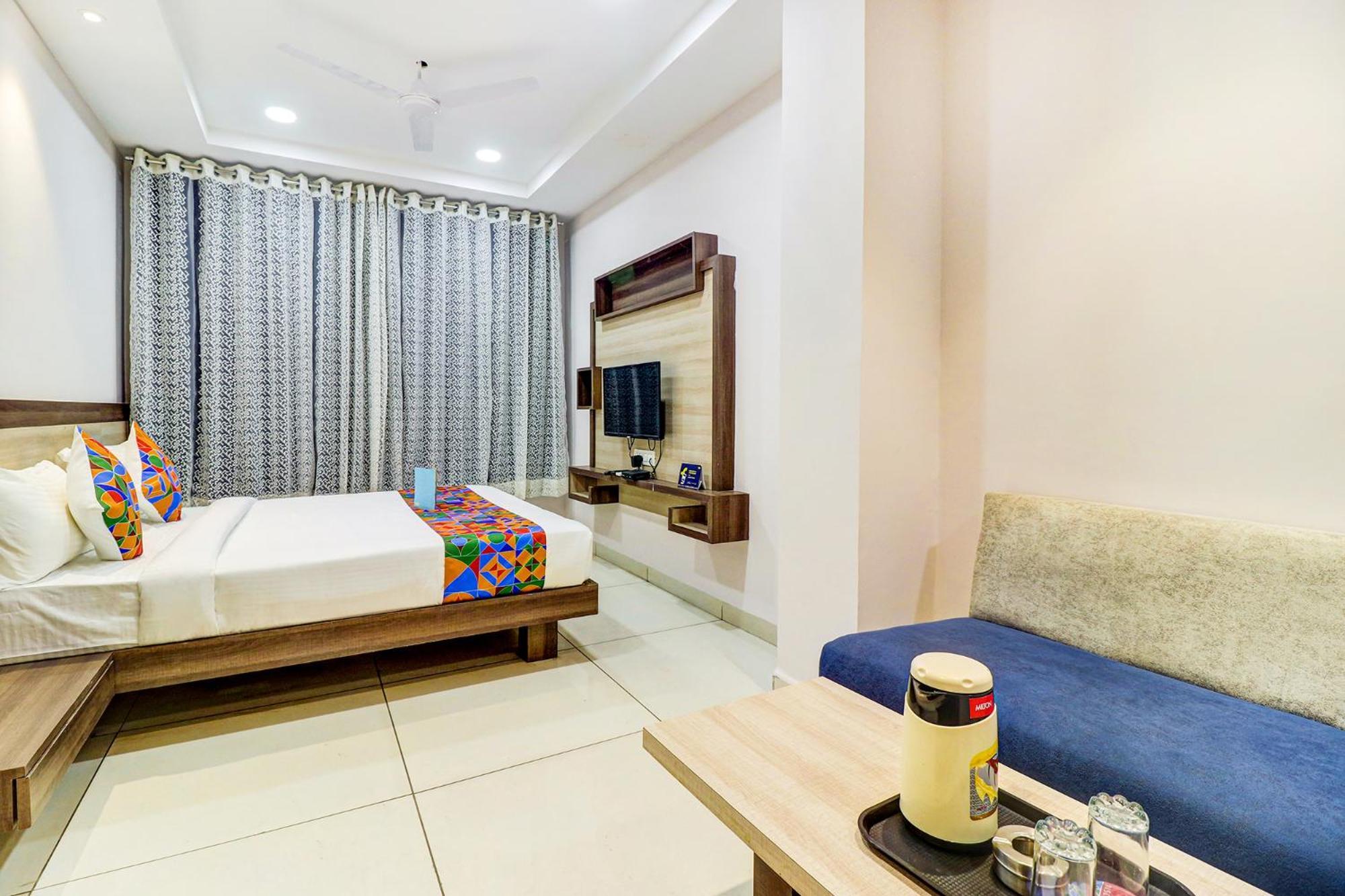 Hotel Fabhotel Meera Palace