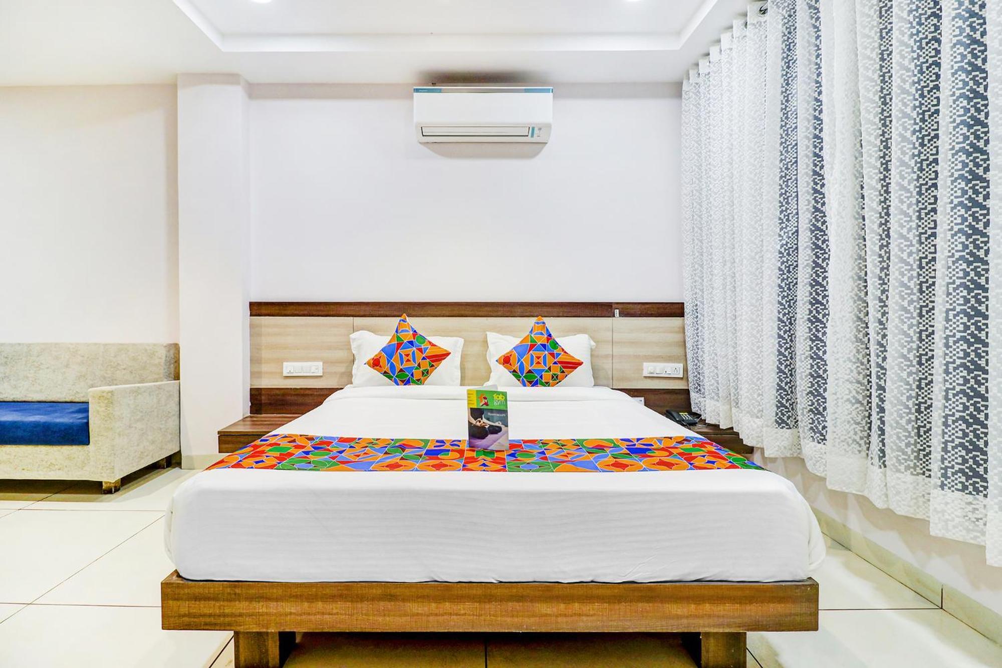 Hotel Fabhotel Meera Palace 4*