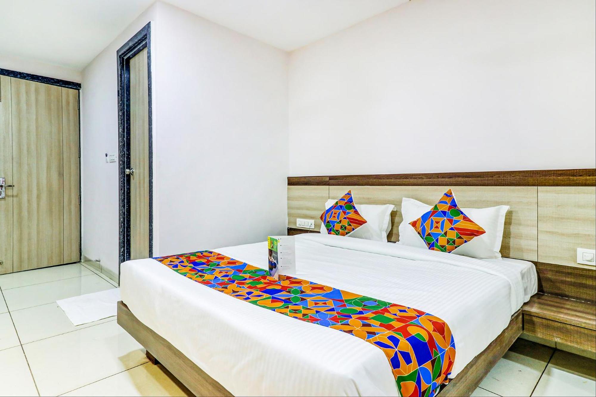 Hotel Fabhotel Meera Palace