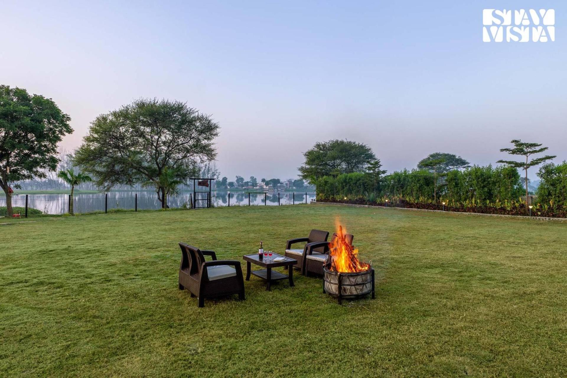 Stayvista At Lotus By The With Pool, Bbq & Lawn *