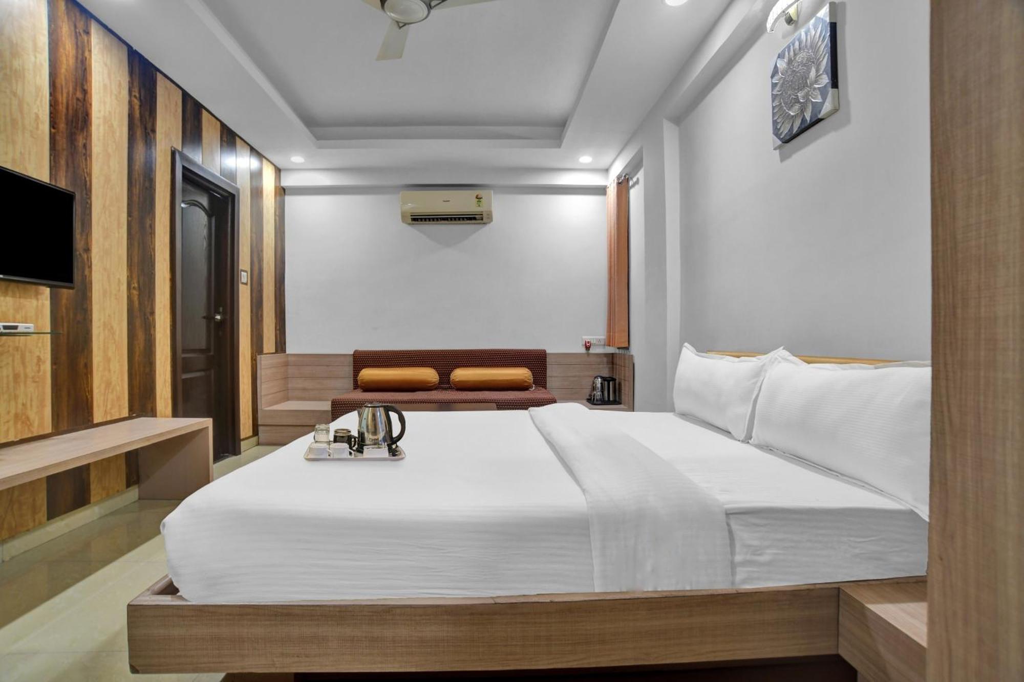 Super Townhouse Divya Palace 4*
