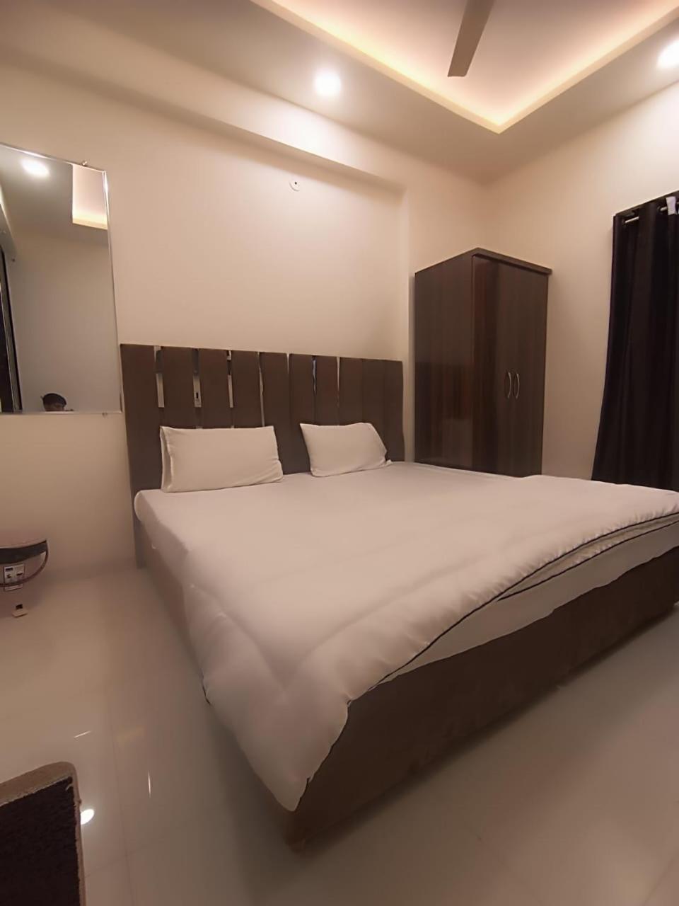 Hotel Kiwi Vijaynagar Scheme 78