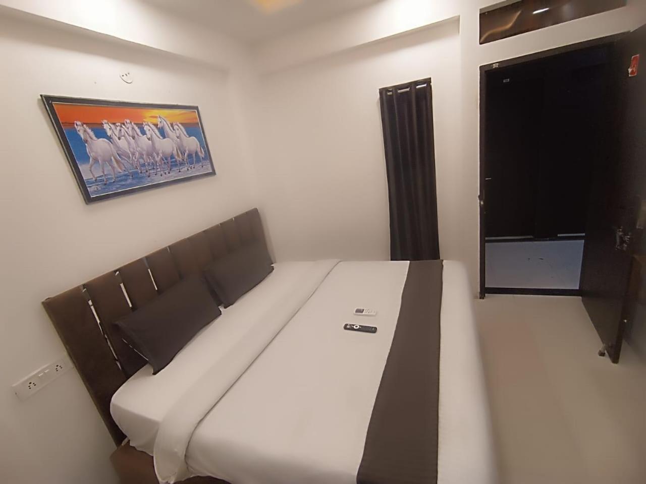 Kiwi Vijaynagar Scheme 78 Hotel 3*