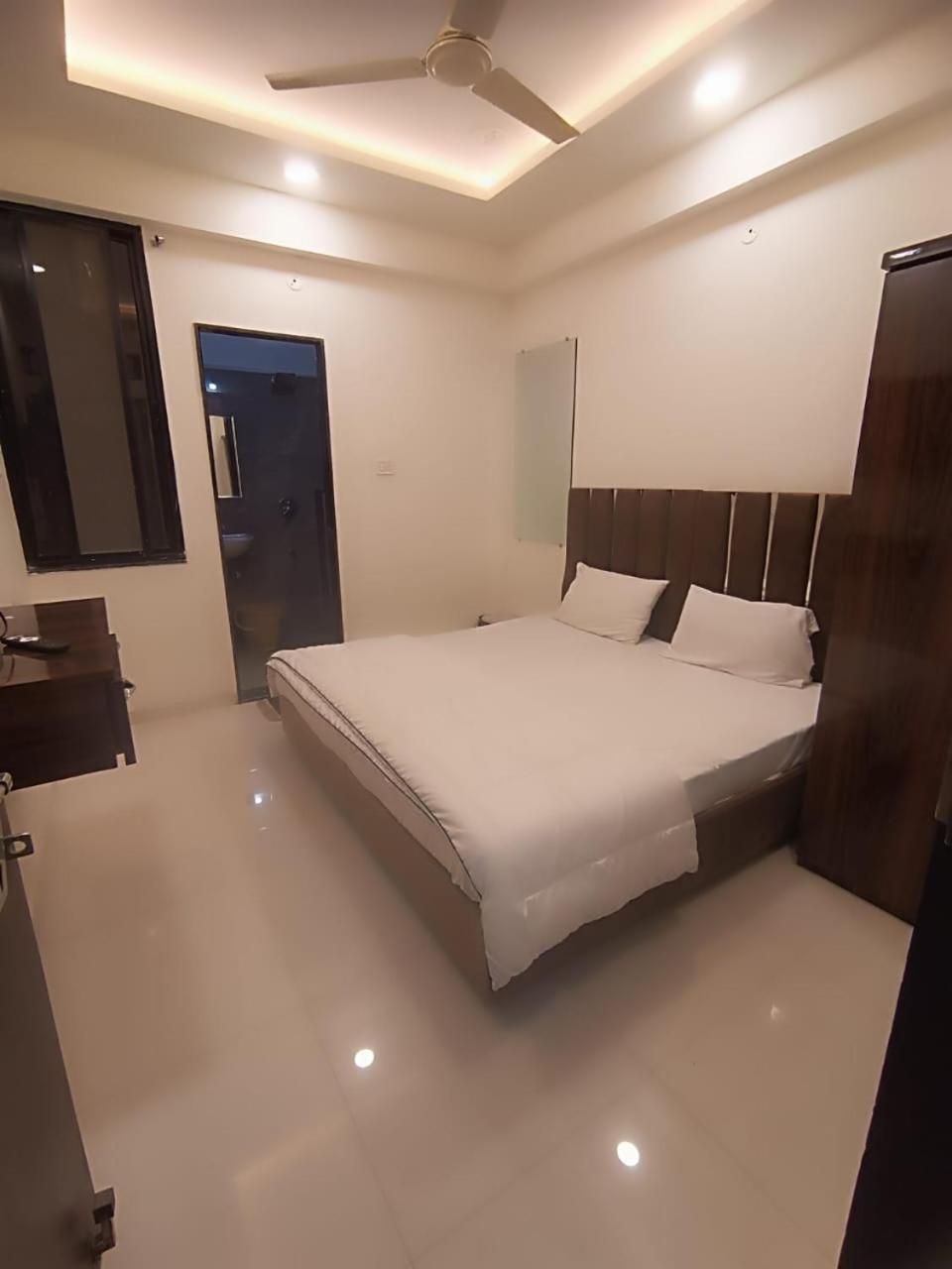 Hotel Kiwi Vijaynagar Scheme 78 3*