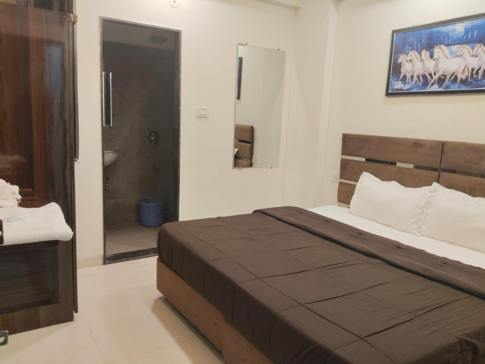 Hotel Kiwi Vijaynagar Scheme 78 3*