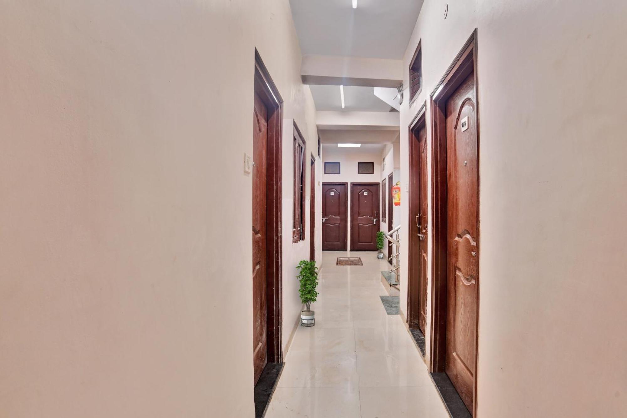 Spot On 49263 Silver Peace Indore