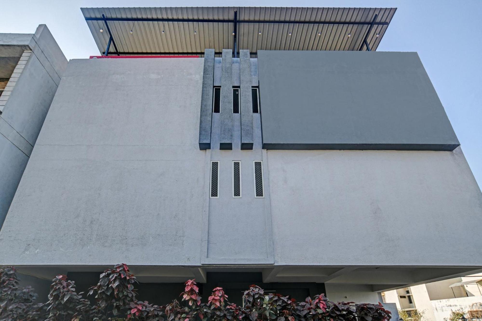 Collection O The Eternity Near Lig Sqaure 4* Indore