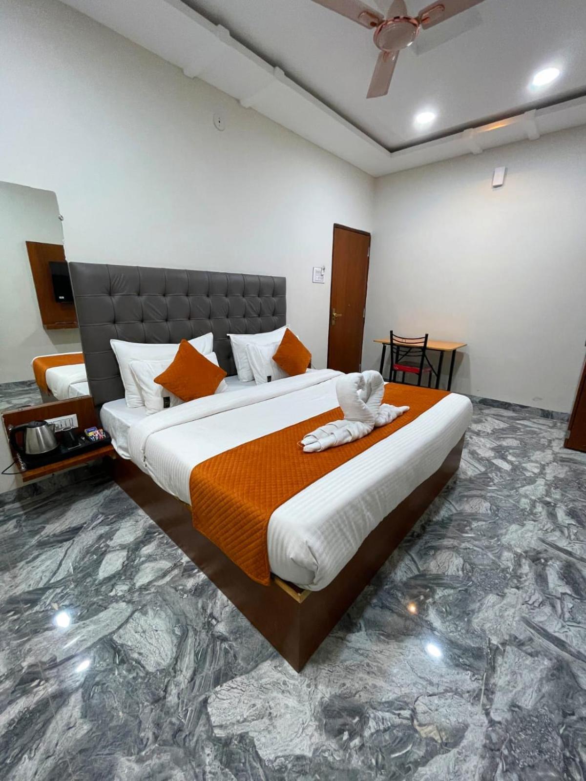 Hotel O Kamari Indore
