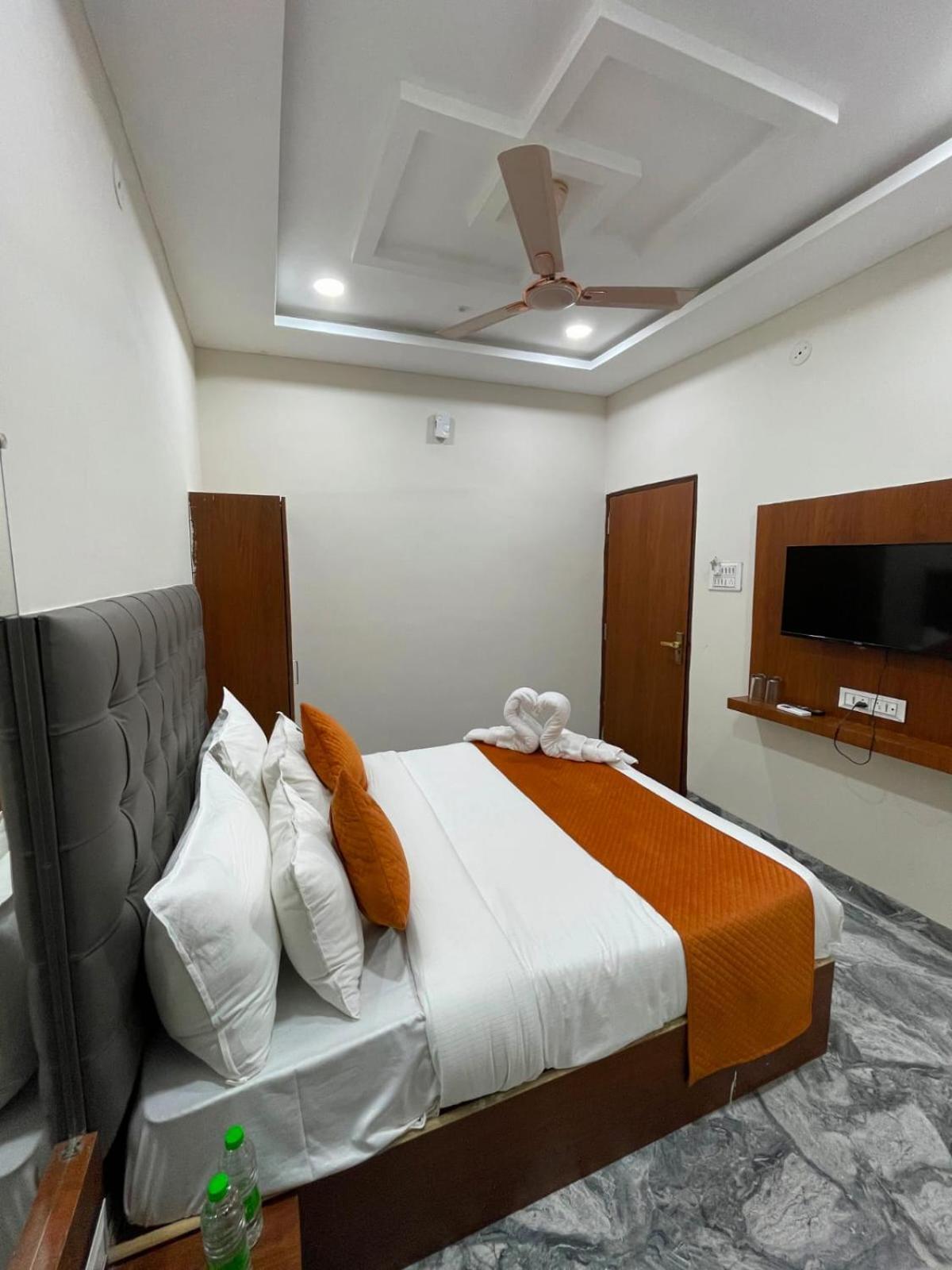 Hotel O Kamari Indore