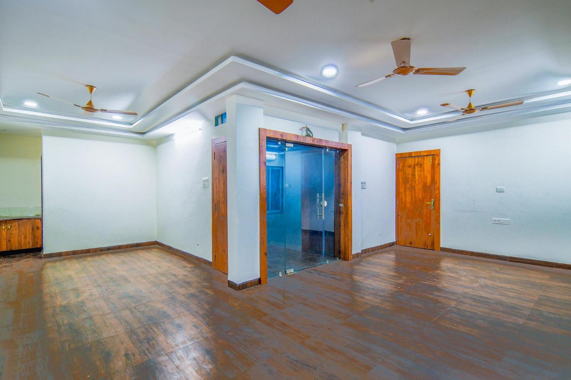 Fabexpress Regal Hotel