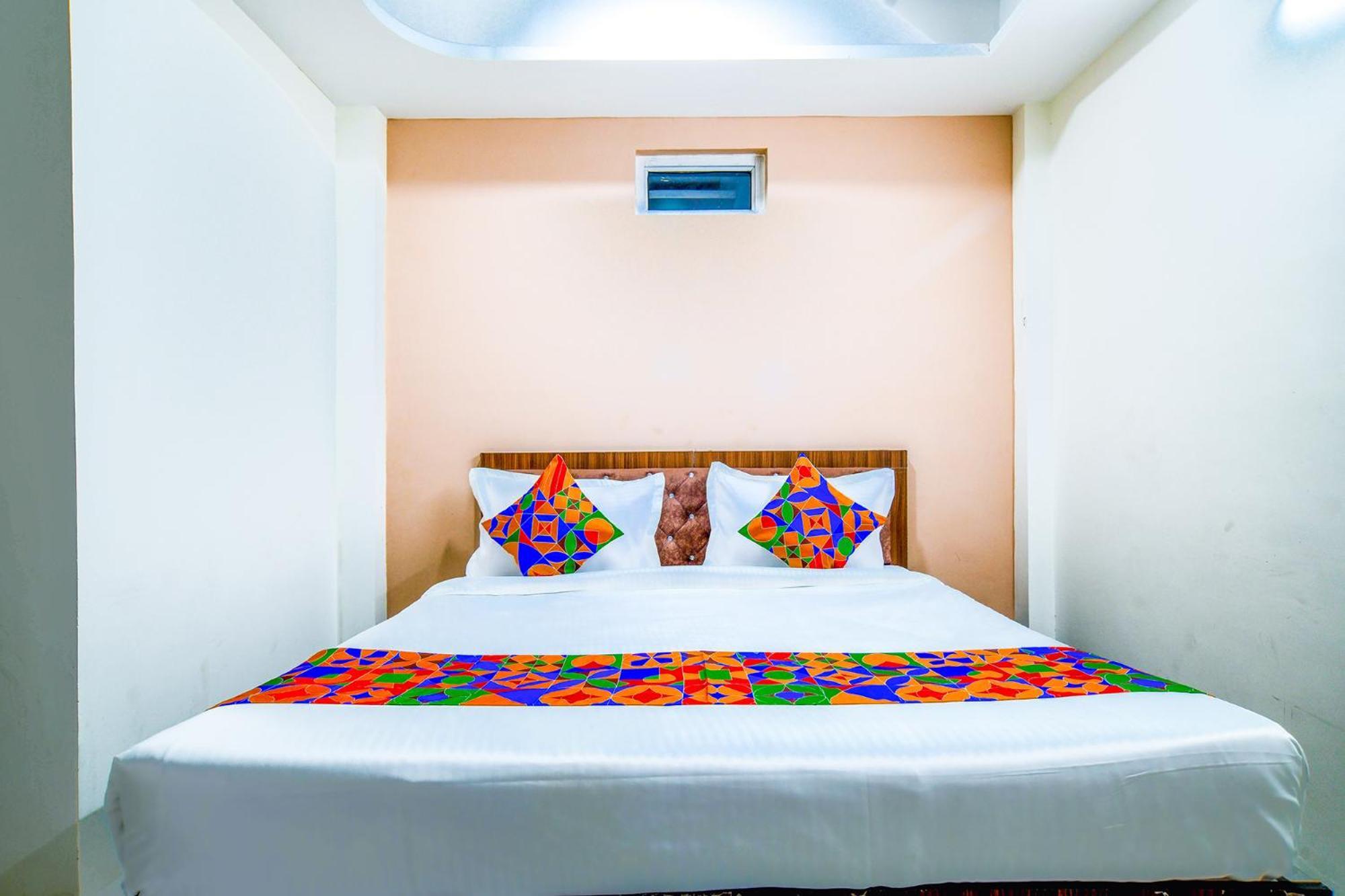 Fabexpress Regal Hotel 3*