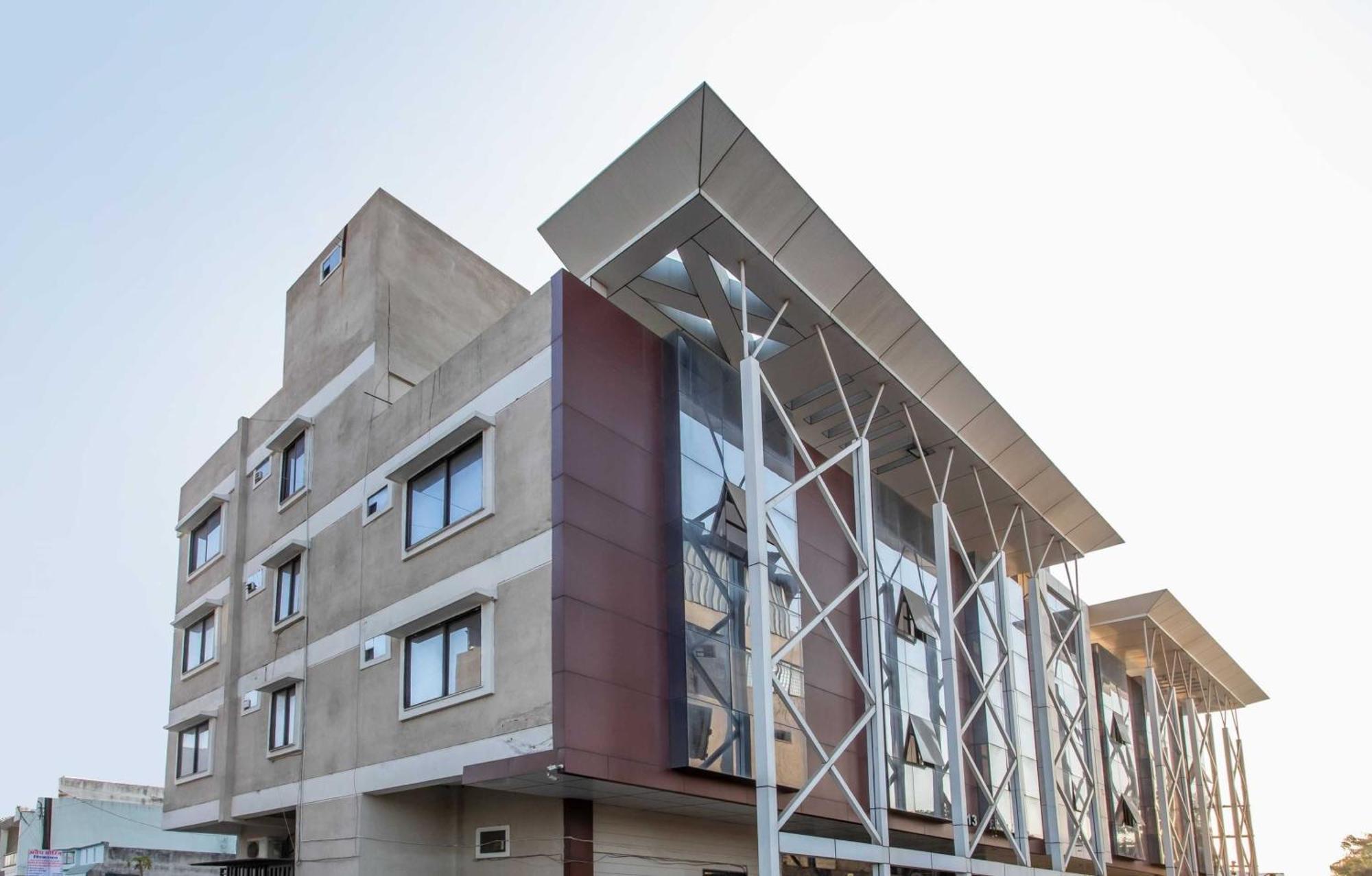 Capital O Swan Paradise Hotel Indore