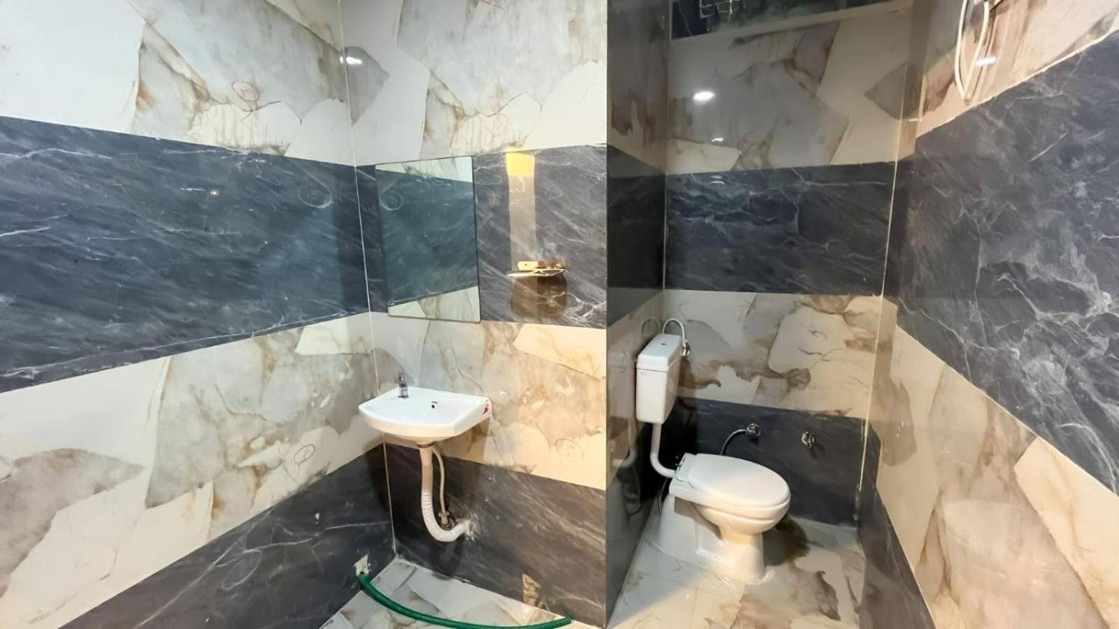 Abhinandan Hotel 3*