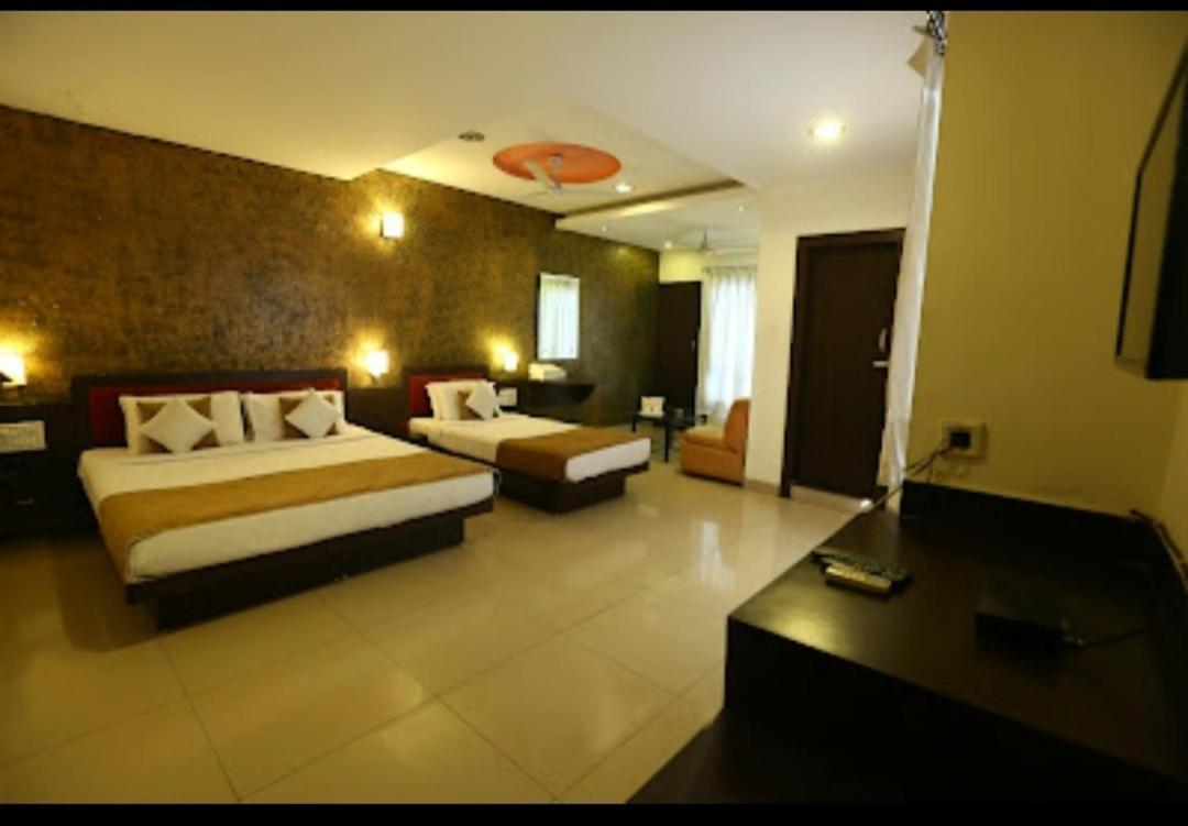 Hotel Paradise And Banquet, 3*