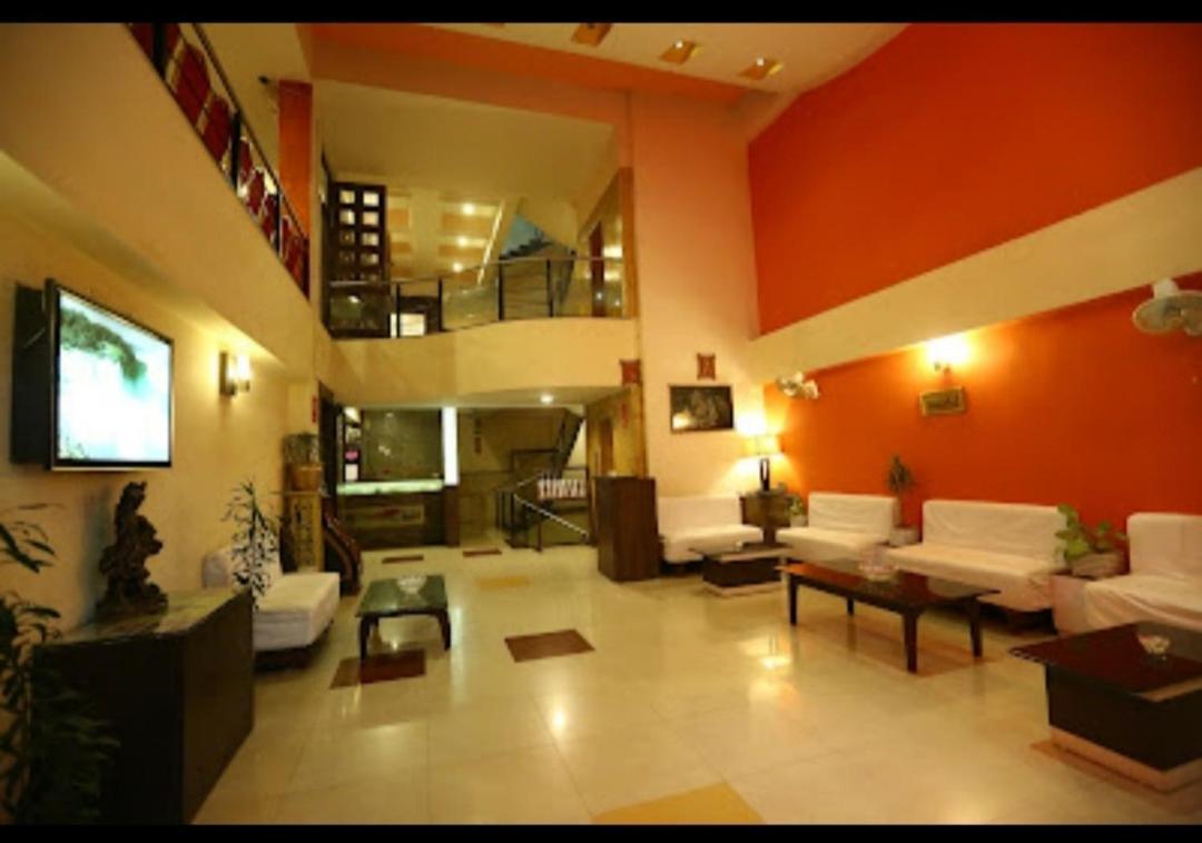 Paradise And Banquet, Hotel