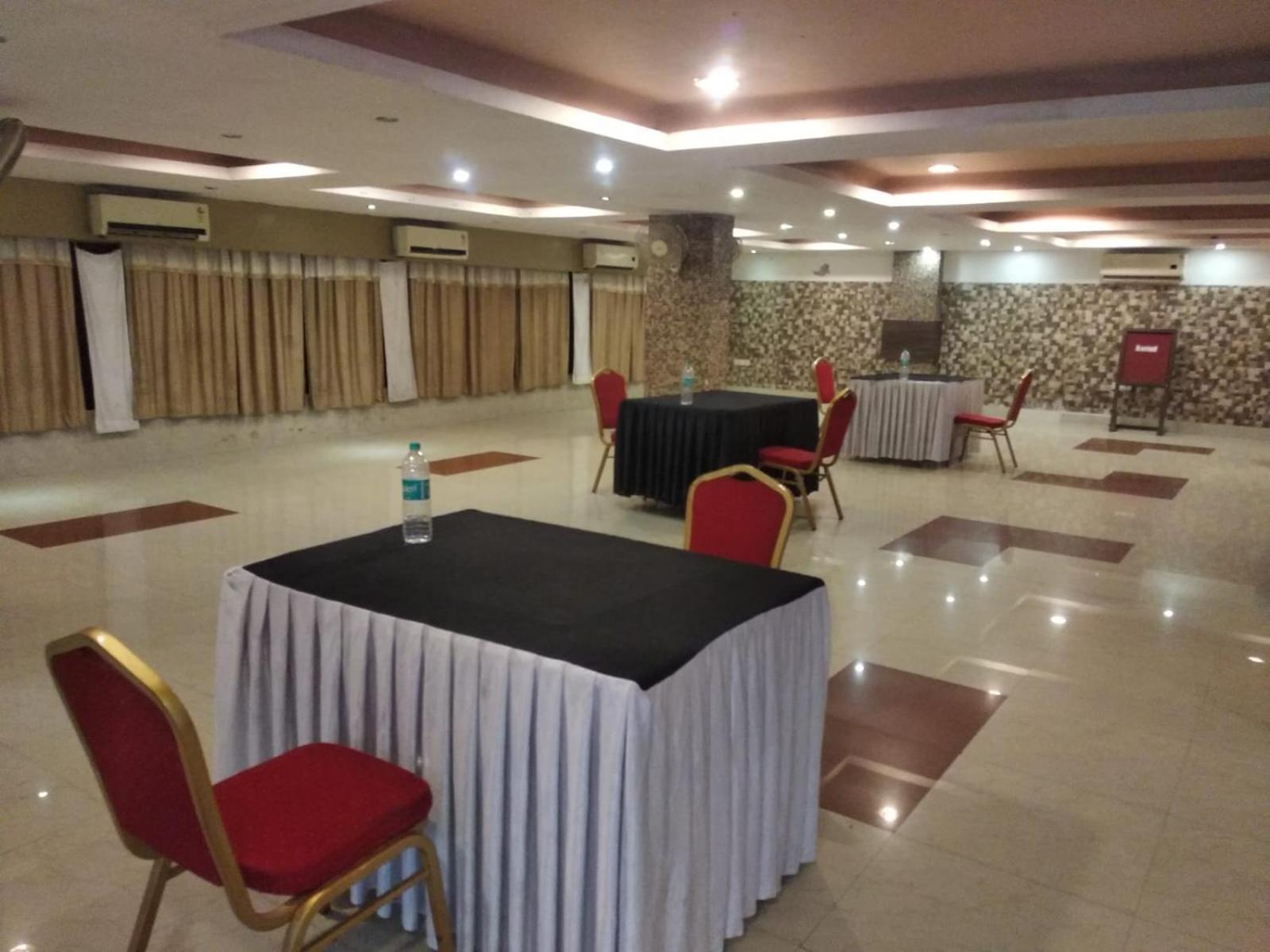 Paradise And Banquet, Hotel