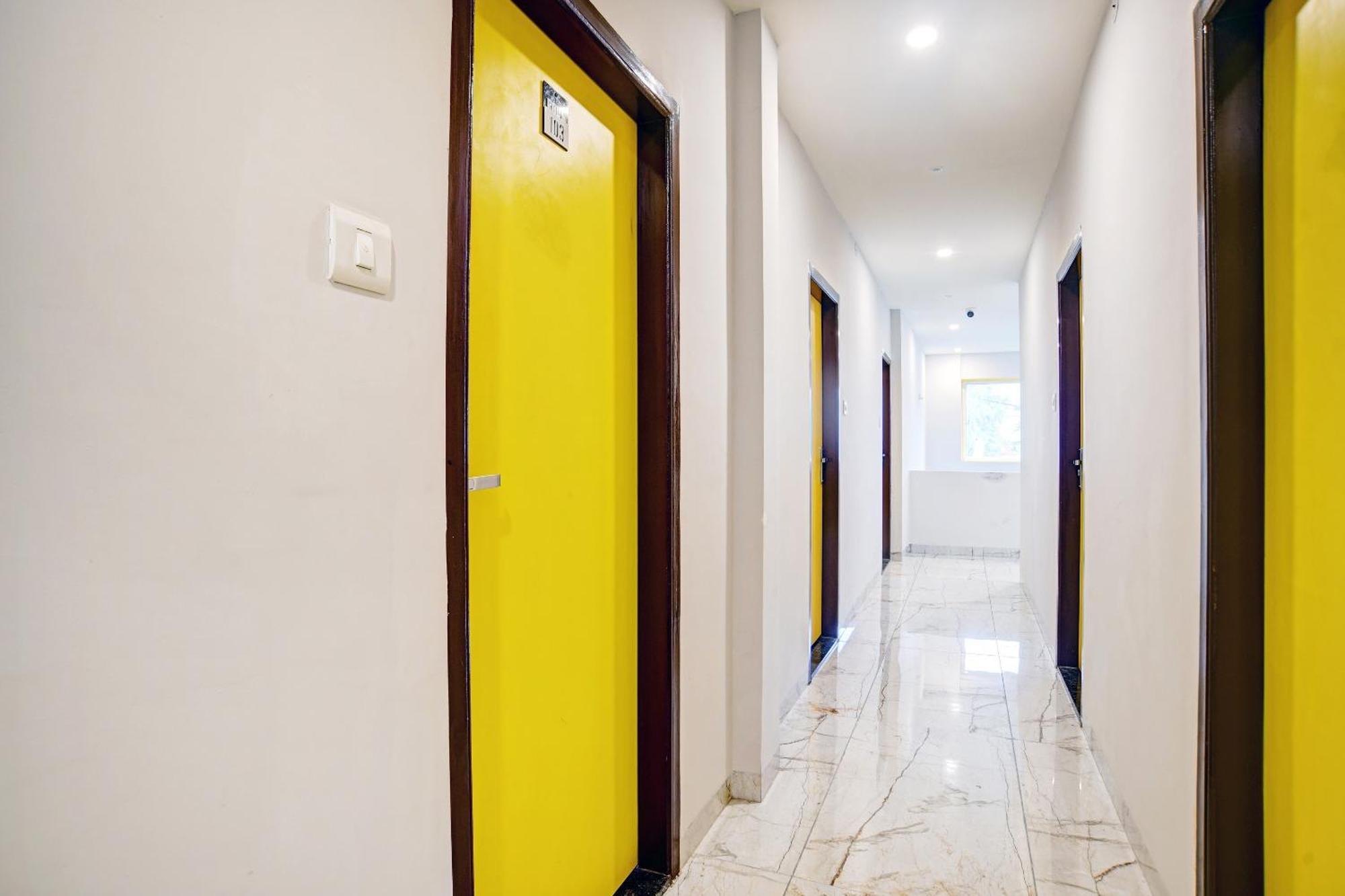Super Townhouse Pine Tree Hotel Indore