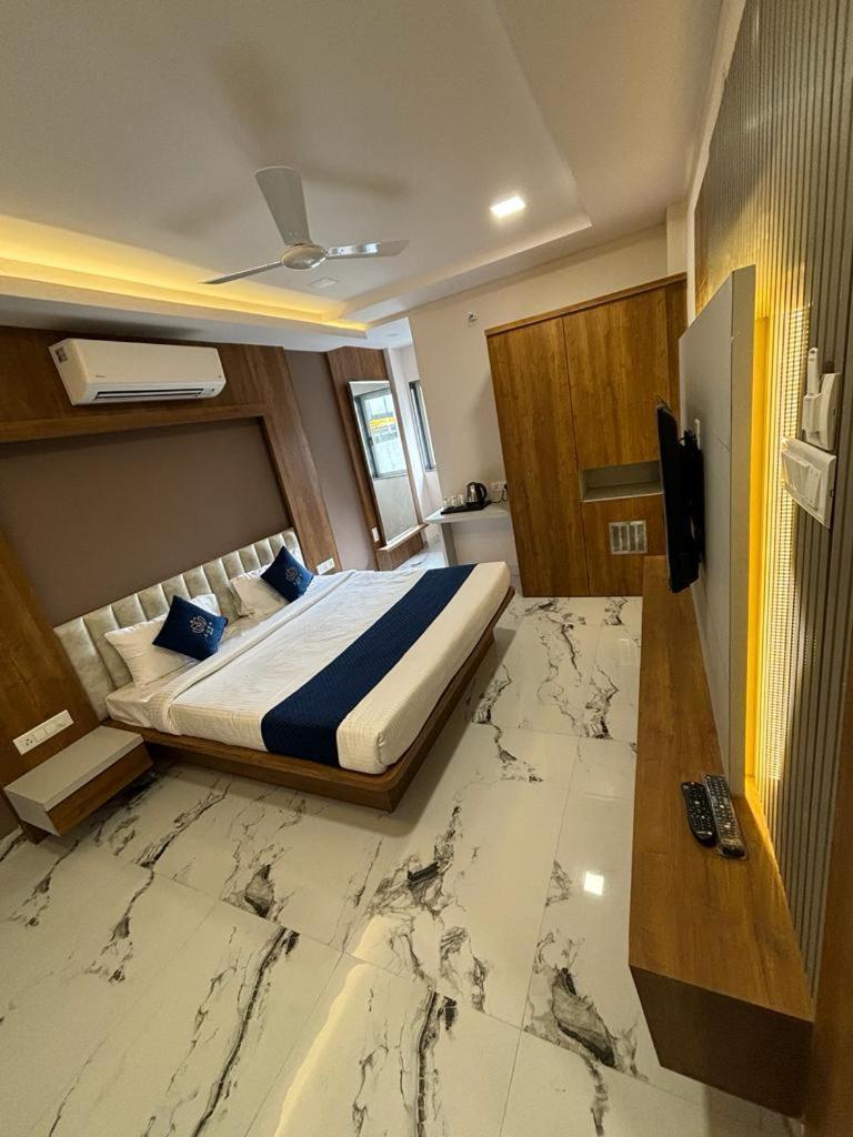 Aura Grande * Indore