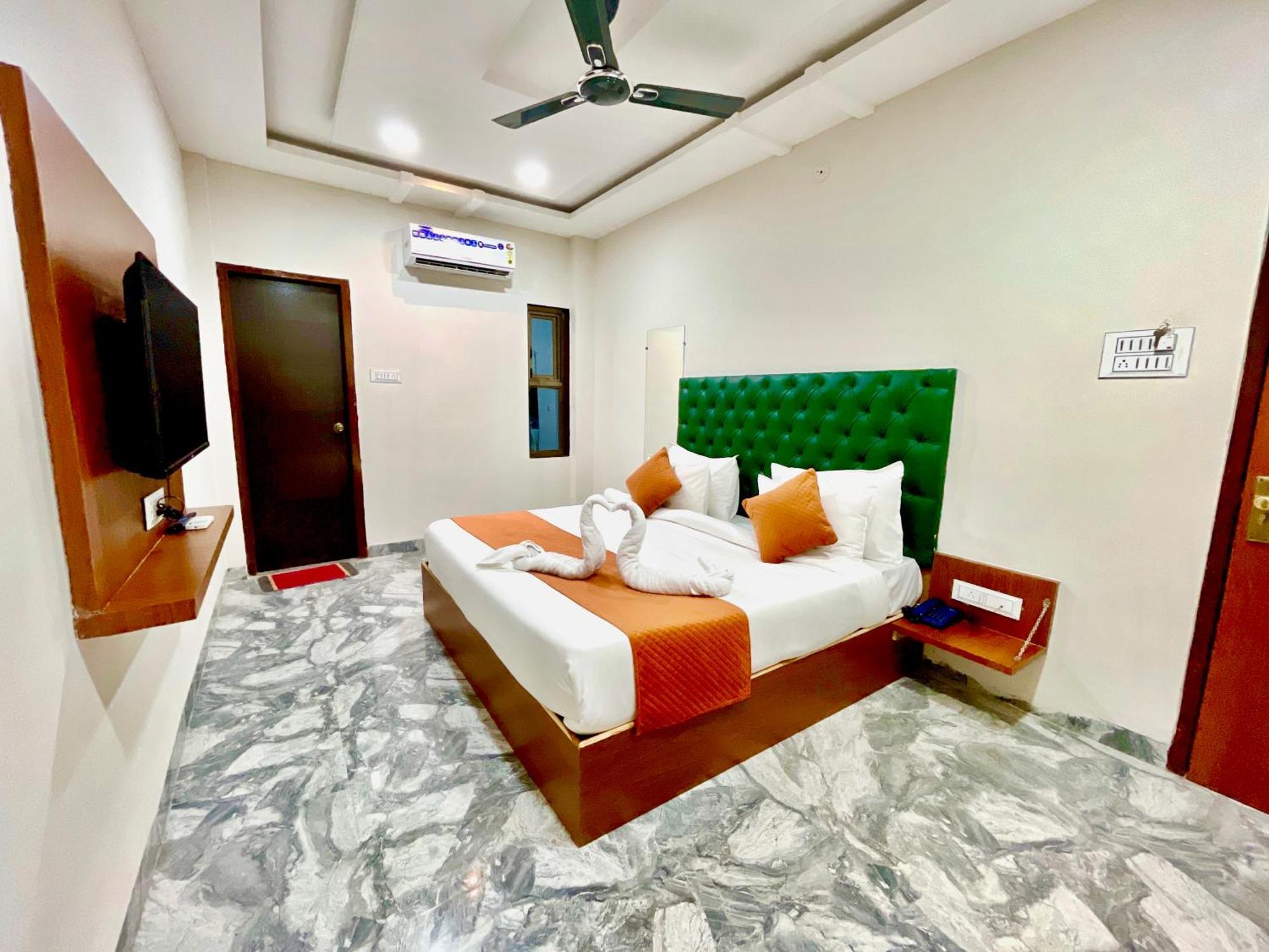 Hotel O Kamari Indore