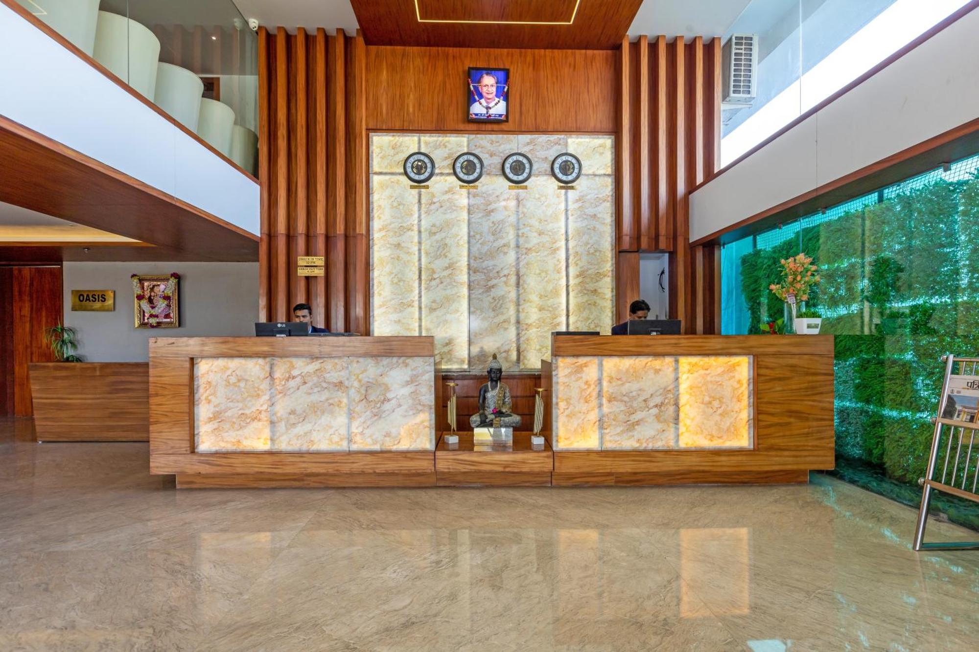 Hotel The Chandra Leela 4*
