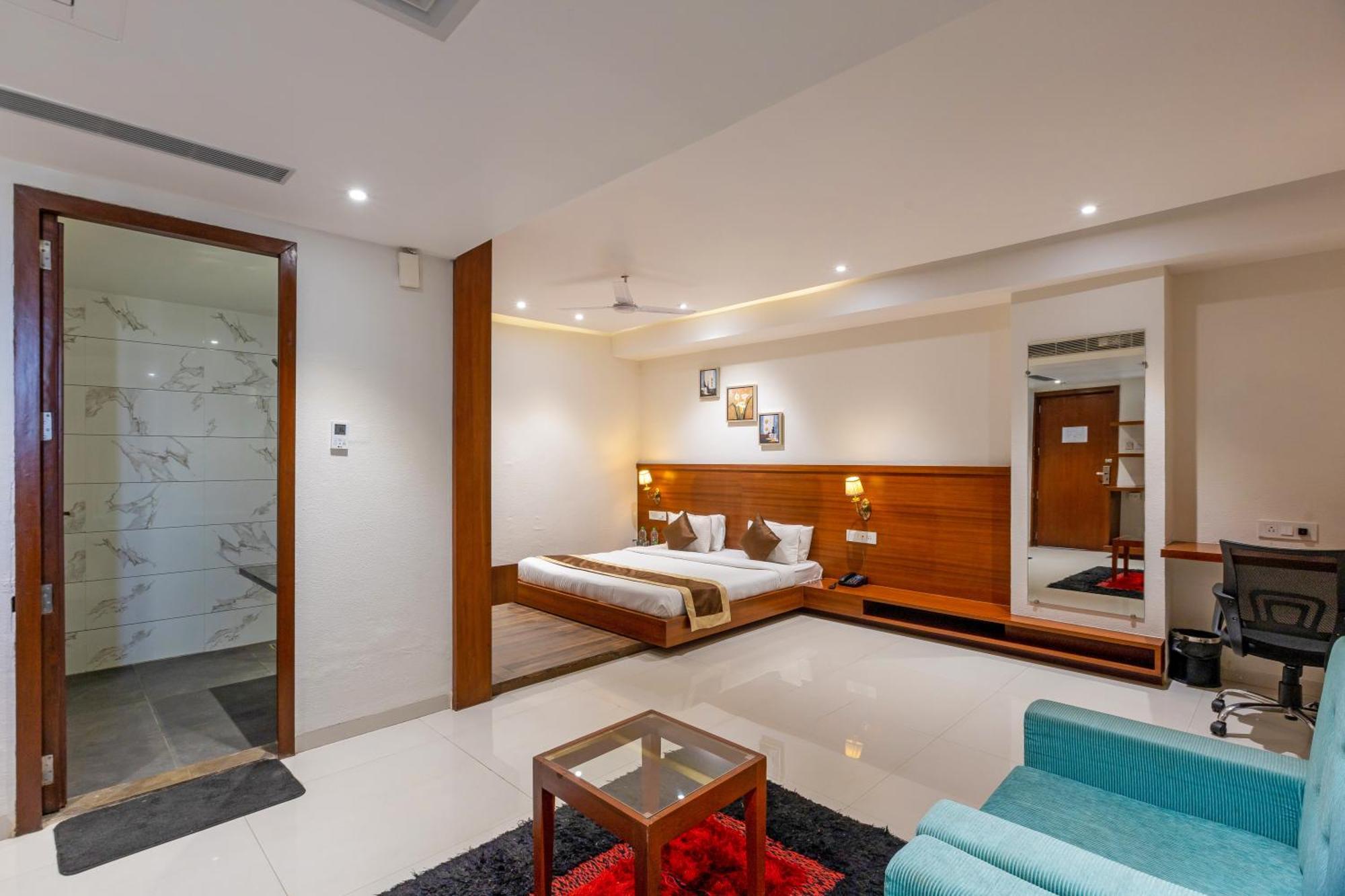 Hotel The Chandra Leela 4*