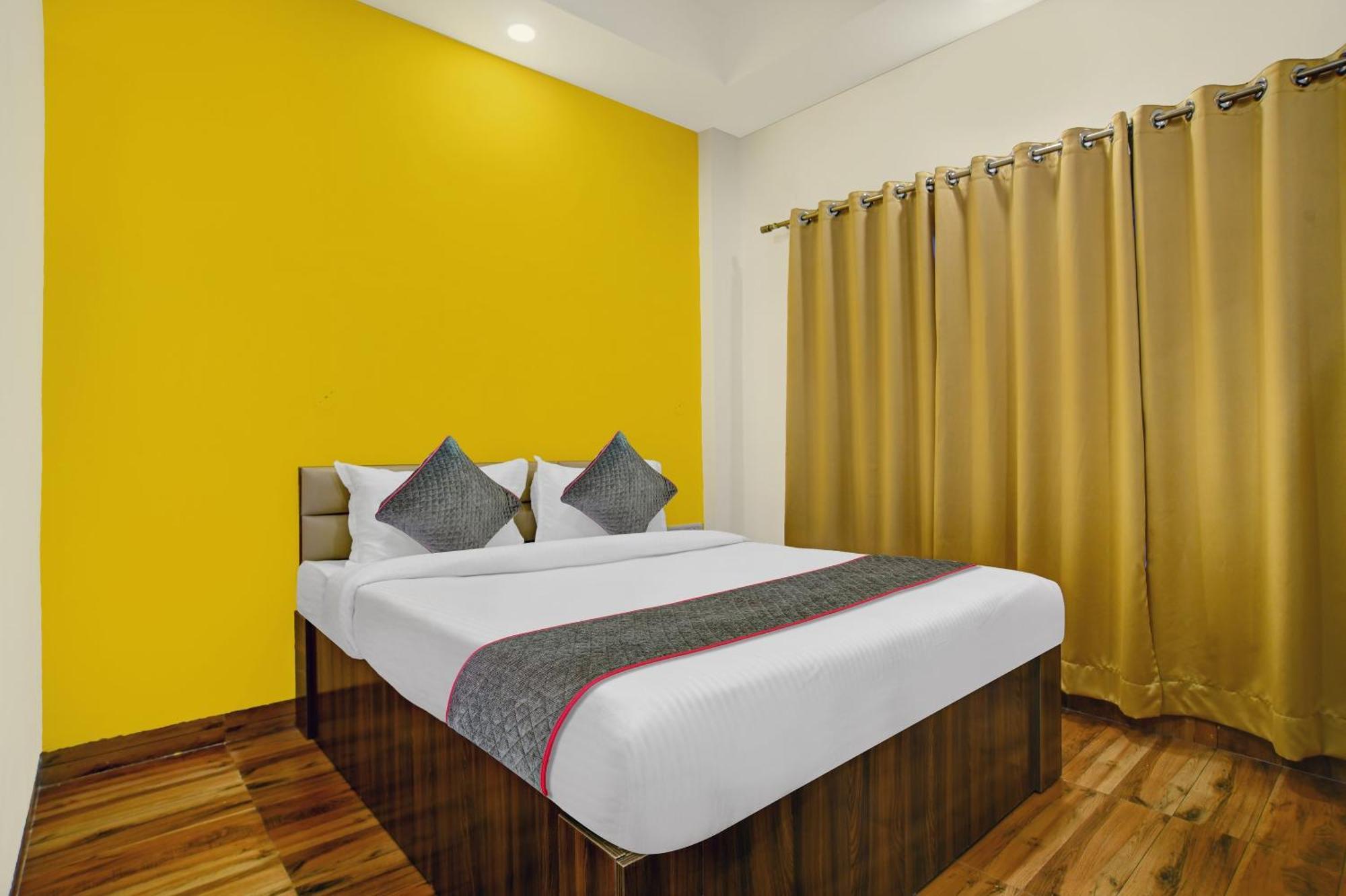 Hotel Super Townhouse Pine Tree Indore