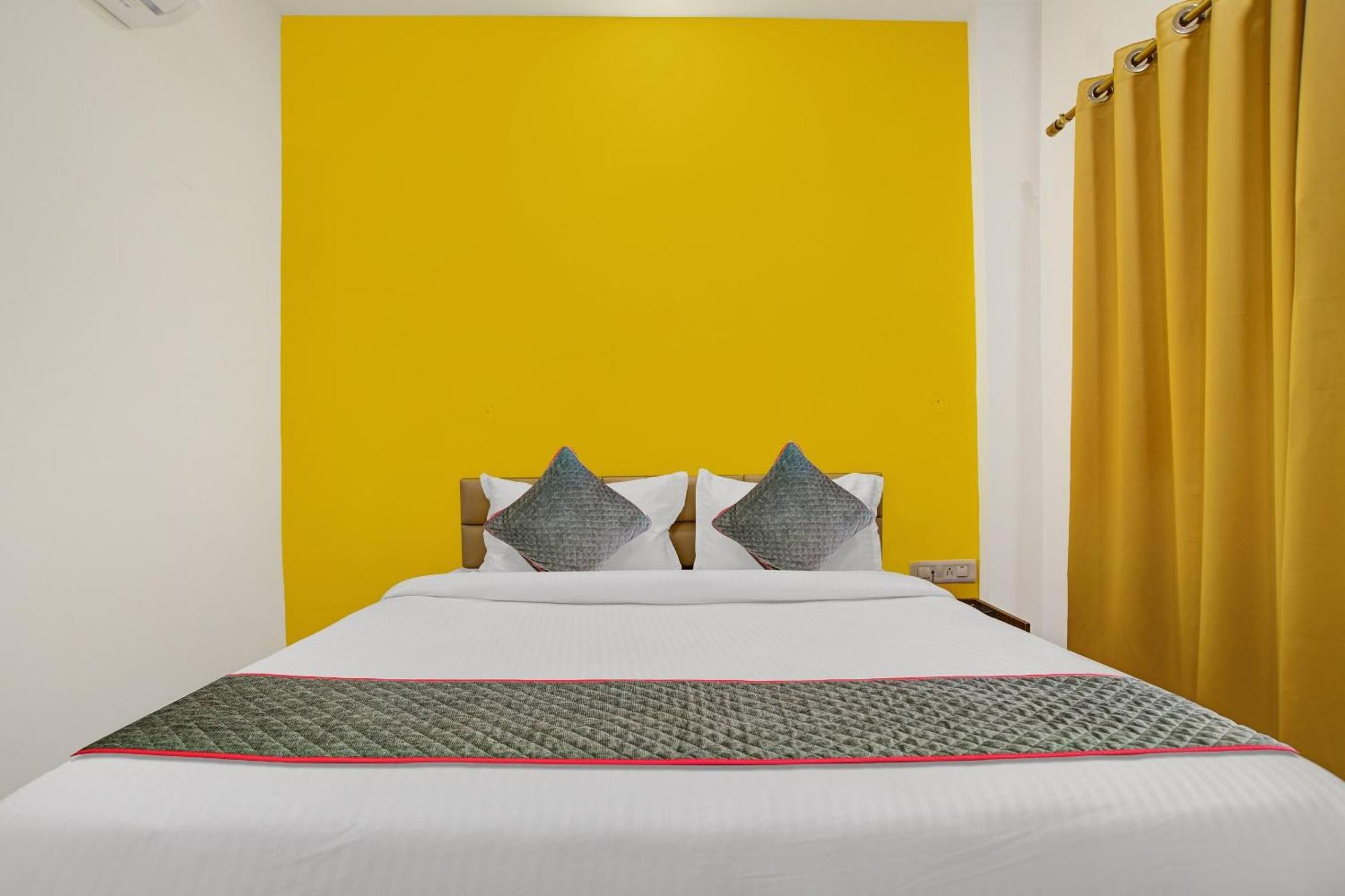Super Townhouse Pine Tree 4* Indore