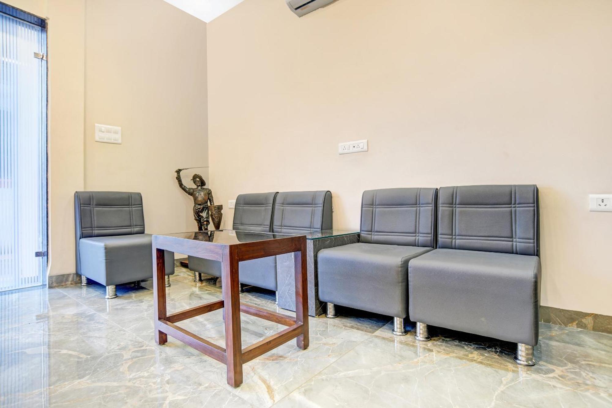Super Townhouse Pine Tree Hotel