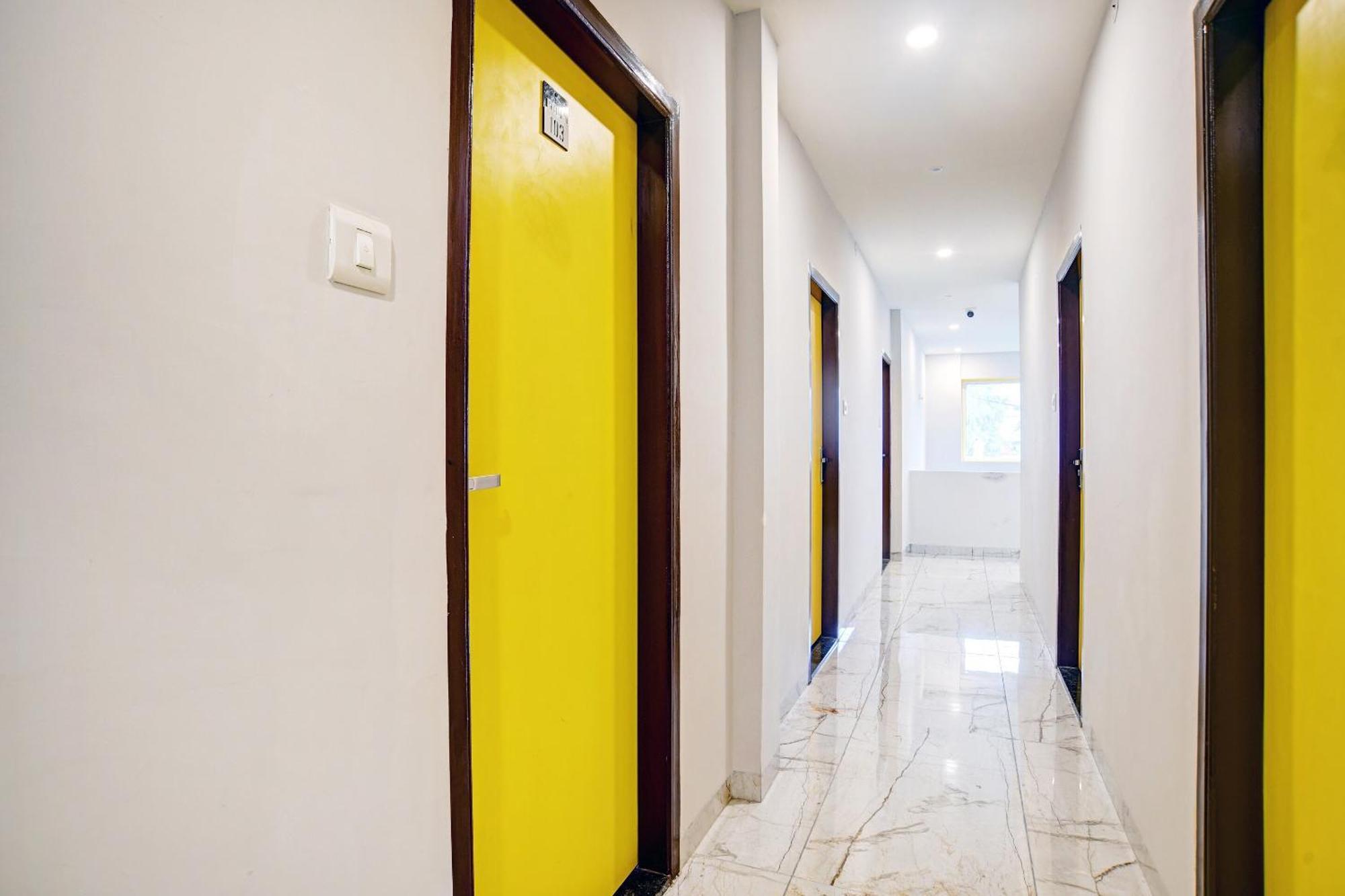 Super Townhouse Pine Tree Indore