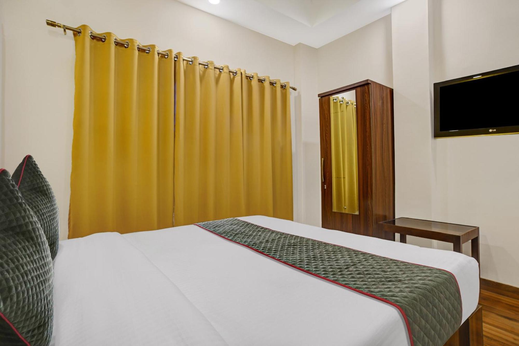 Super Townhouse Pine Tree 4* Indore