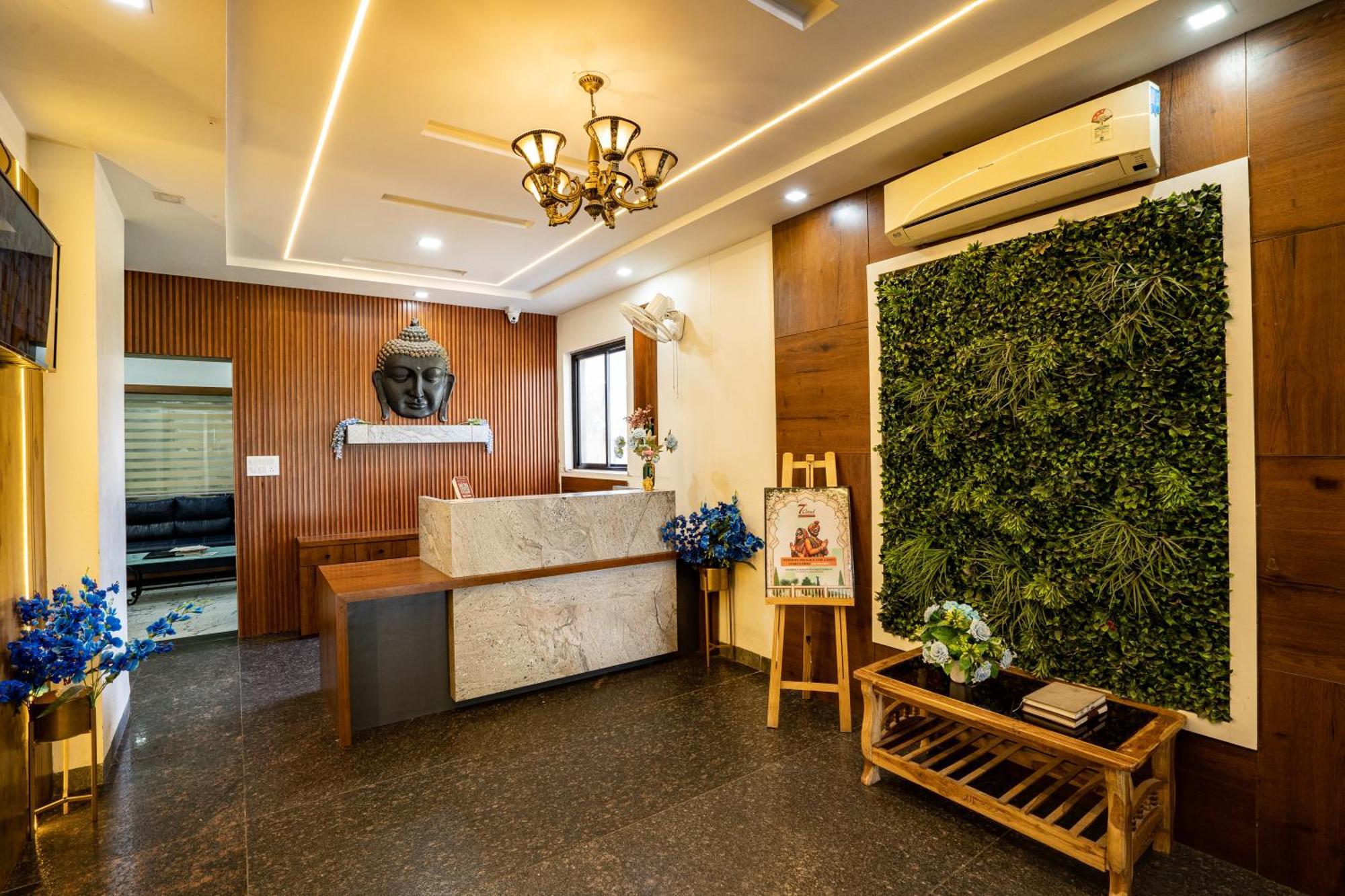 Hotel 7th Cloud Club & Indore