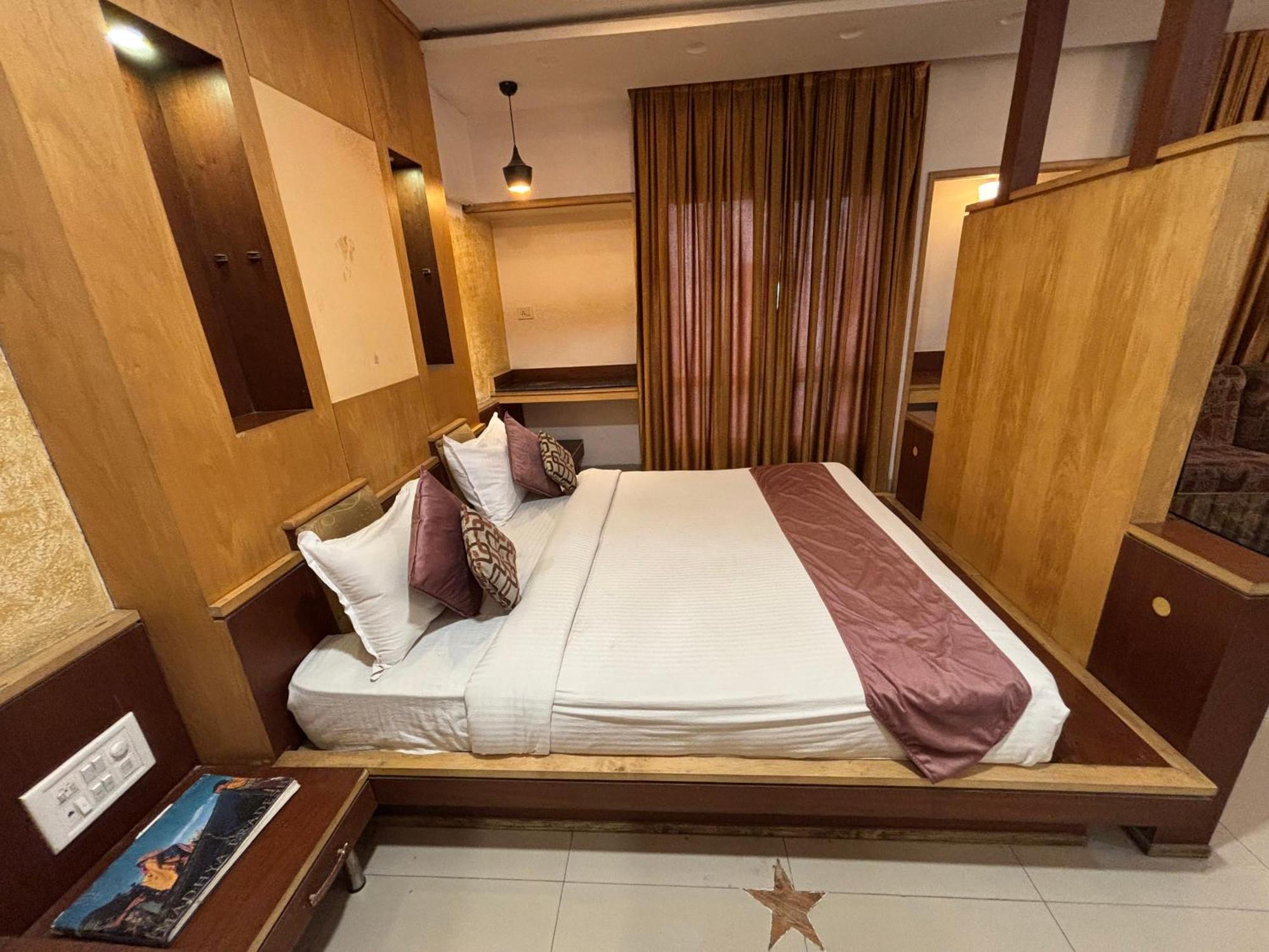 Hotel Paradise And Banquet, Indore