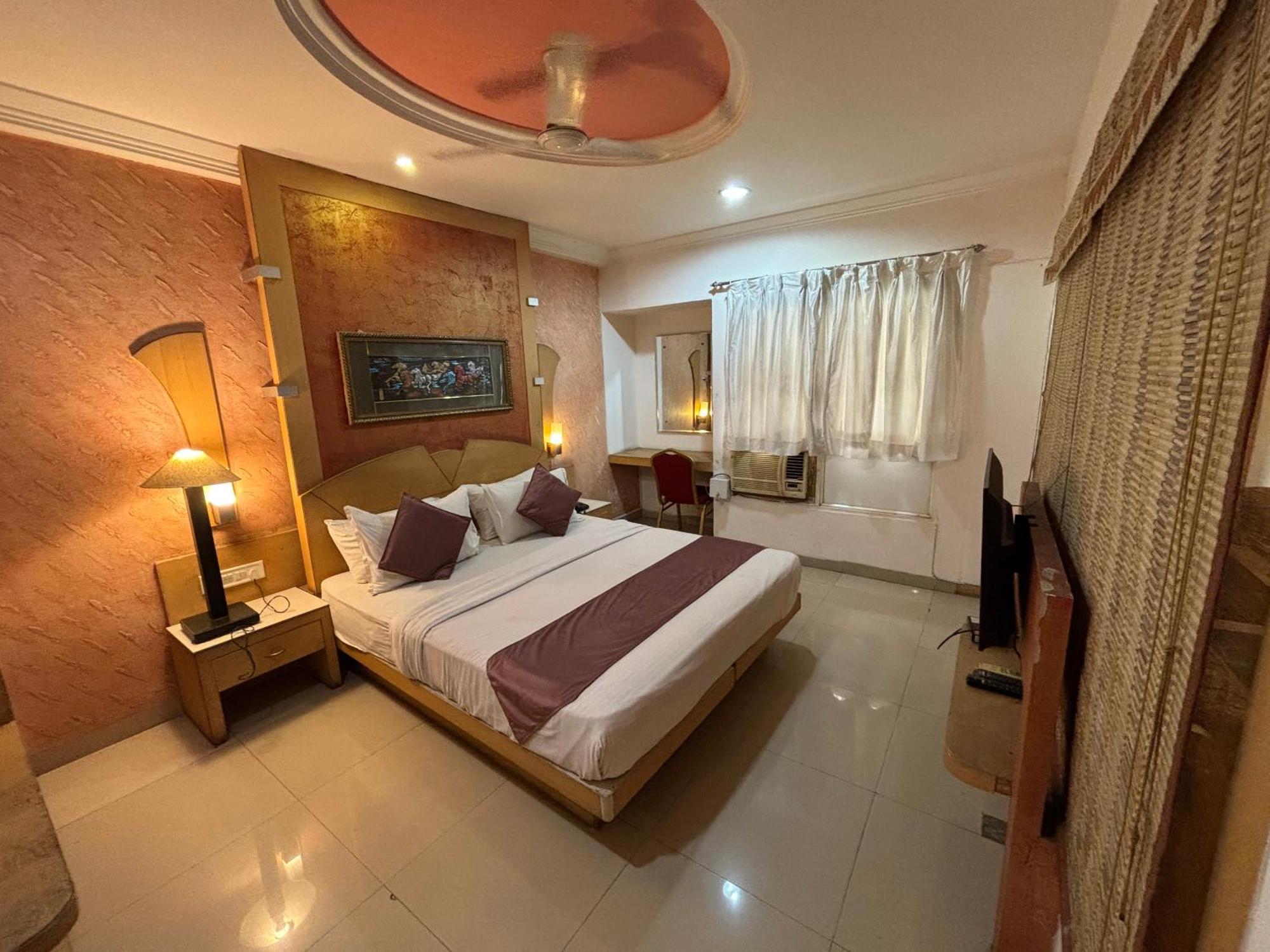 Paradise And Banquet, Hotel Indore