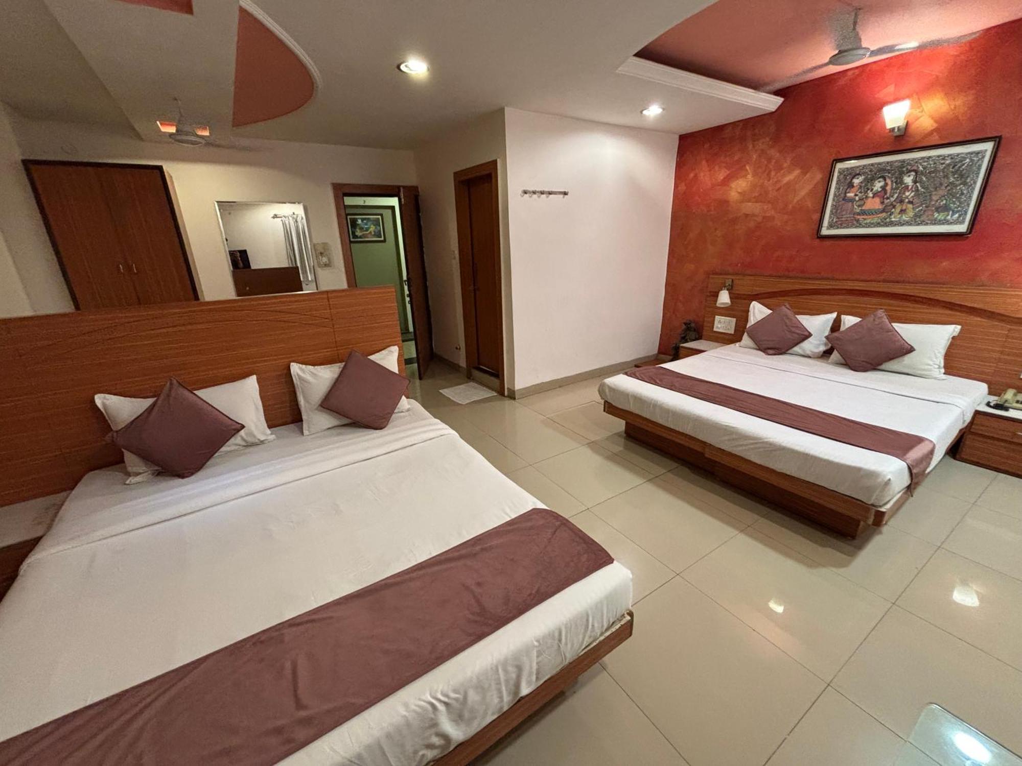 Hotel Paradise And Banquet,