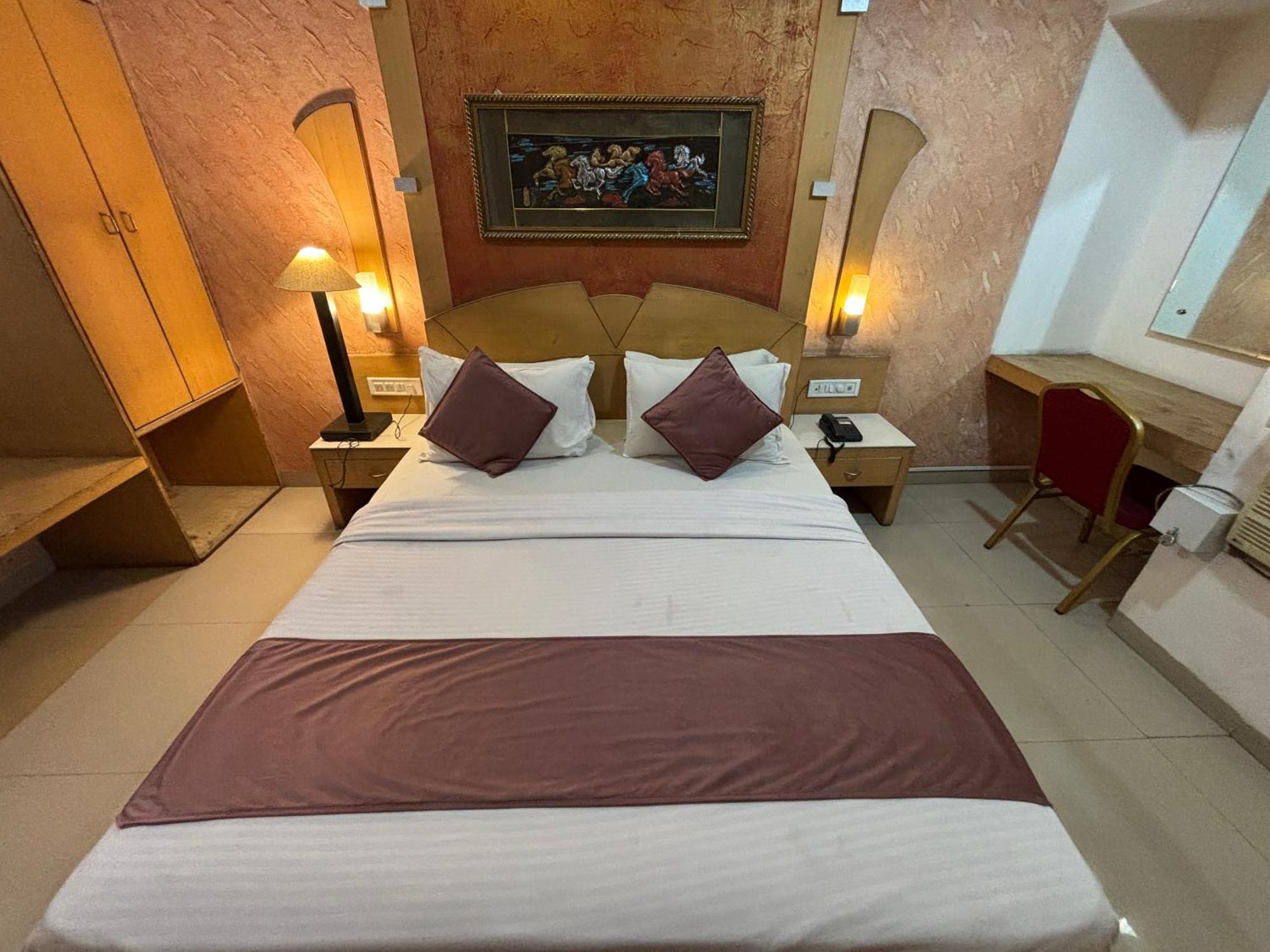 Hotel Paradise And Banquet, Indore