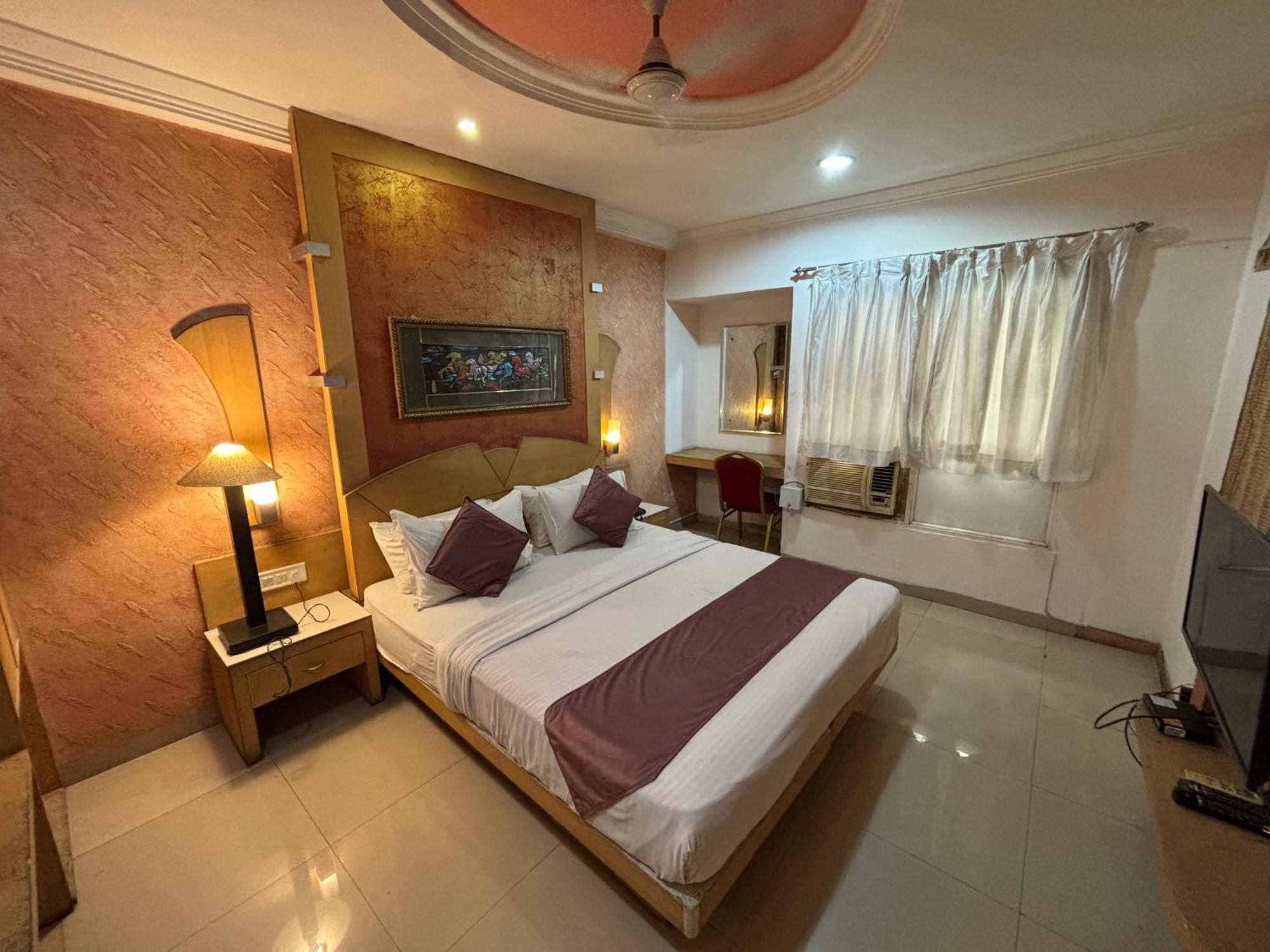 Paradise And Banquet, Indore