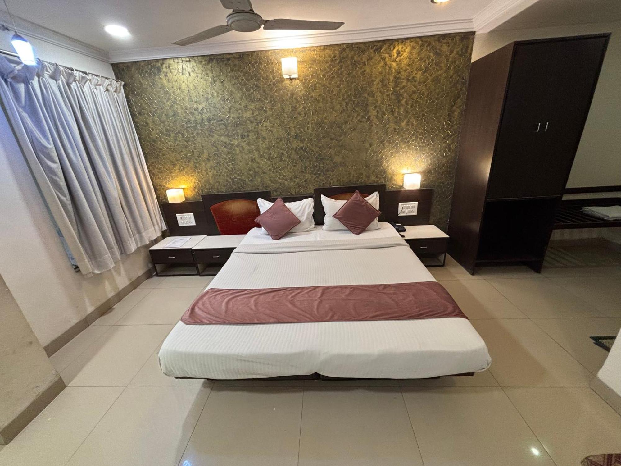 Paradise And Banquet, Indore