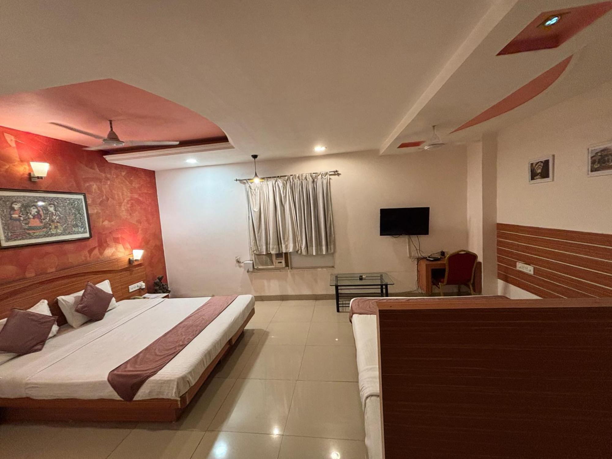 Hotel Paradise And Banquet,
