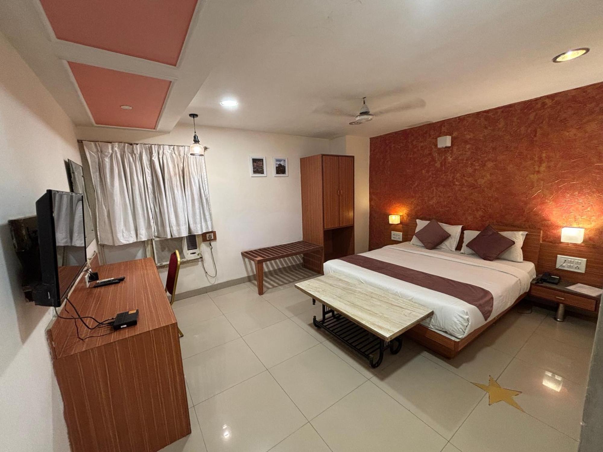 Hotel Paradise And Banquet,