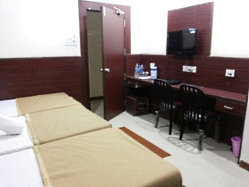 Oyo 11945 Glory Palace 3*