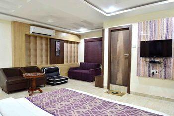 Hotel Oyo Navlakha Bus Stand 3*