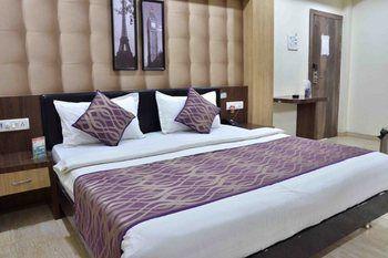 Hotel Oyo Navlakha Bus Stand 3*