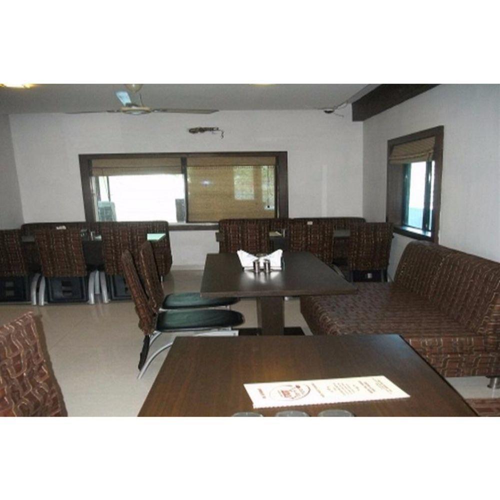 Hotel Vista At Bapu Gandhi Nagar 3*