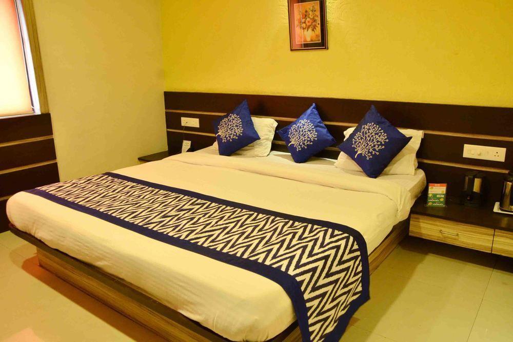 Oyo Bhawarkuan Square Hotel 3*