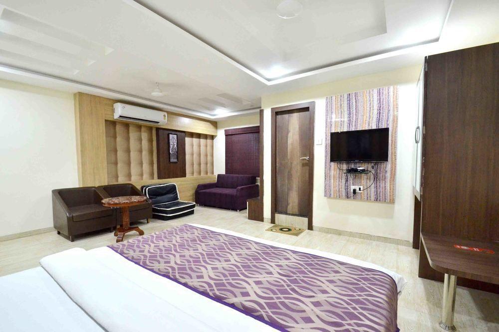Oyo Navlakha Bus Stand Hotel