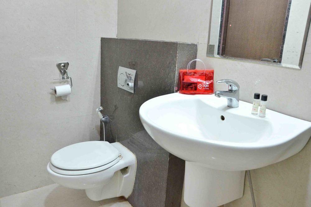 Oyo Navlakha Bus Stand Hotel Indore
